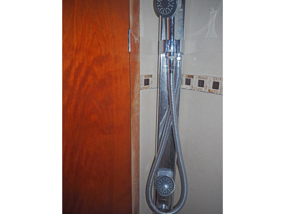 Cabin en avant, H&eacute;bergements